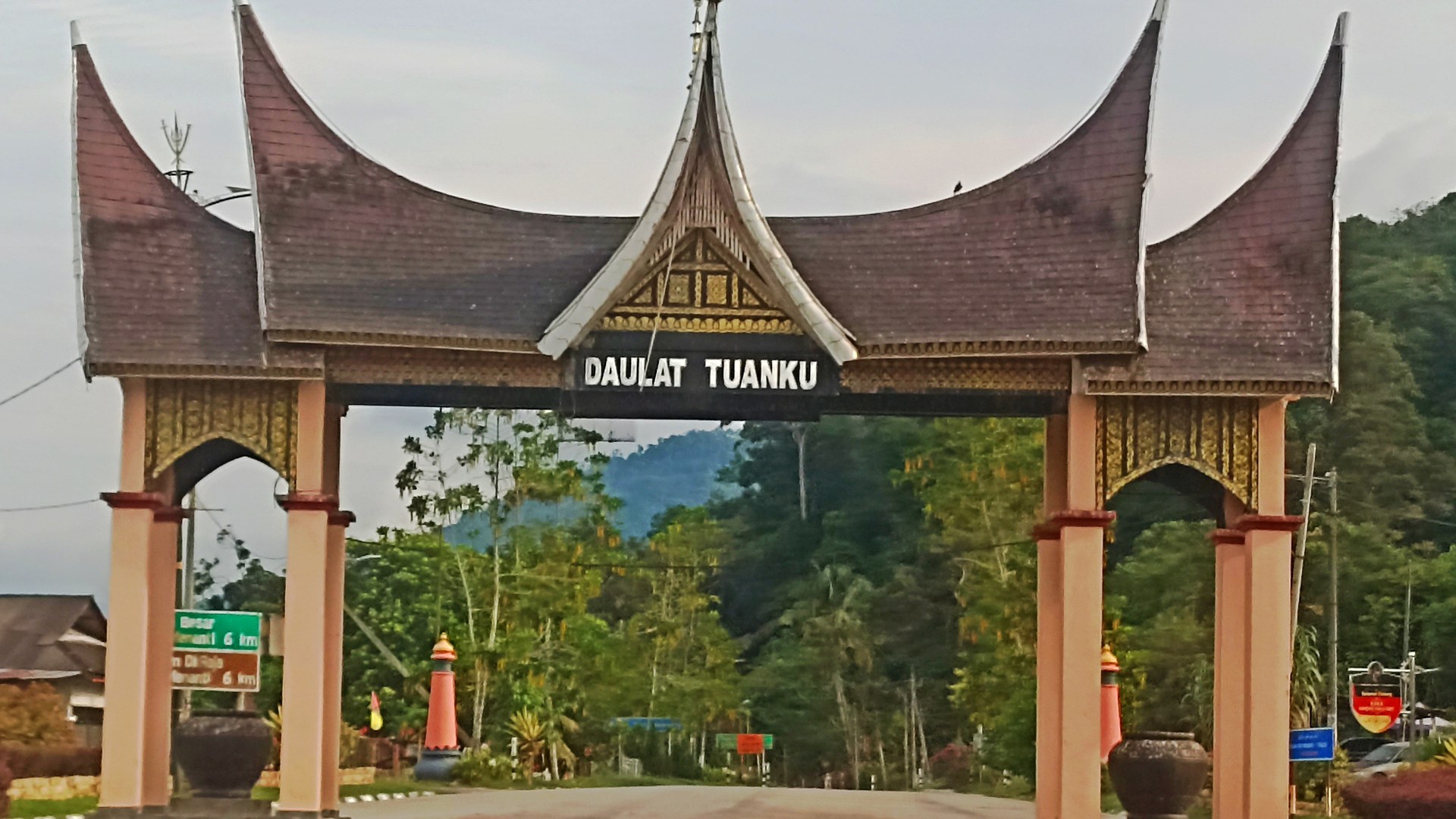MB Negeri Sembilan dan 16 lagi dihadapkan ke mahkamah atas pertikaian takhta