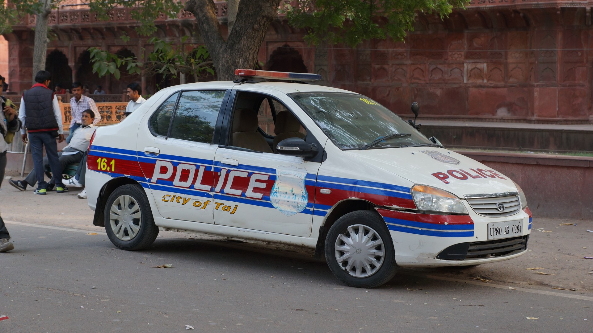 आगरा में जुए के अड्डे पर पुलिस दबिश के दौरान युवक की मौत, दो सिपाही निलंबित