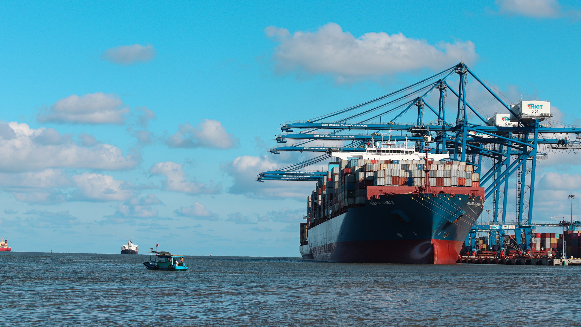 Vietnam's trade crosses 1 trillion USD threshold in ten months