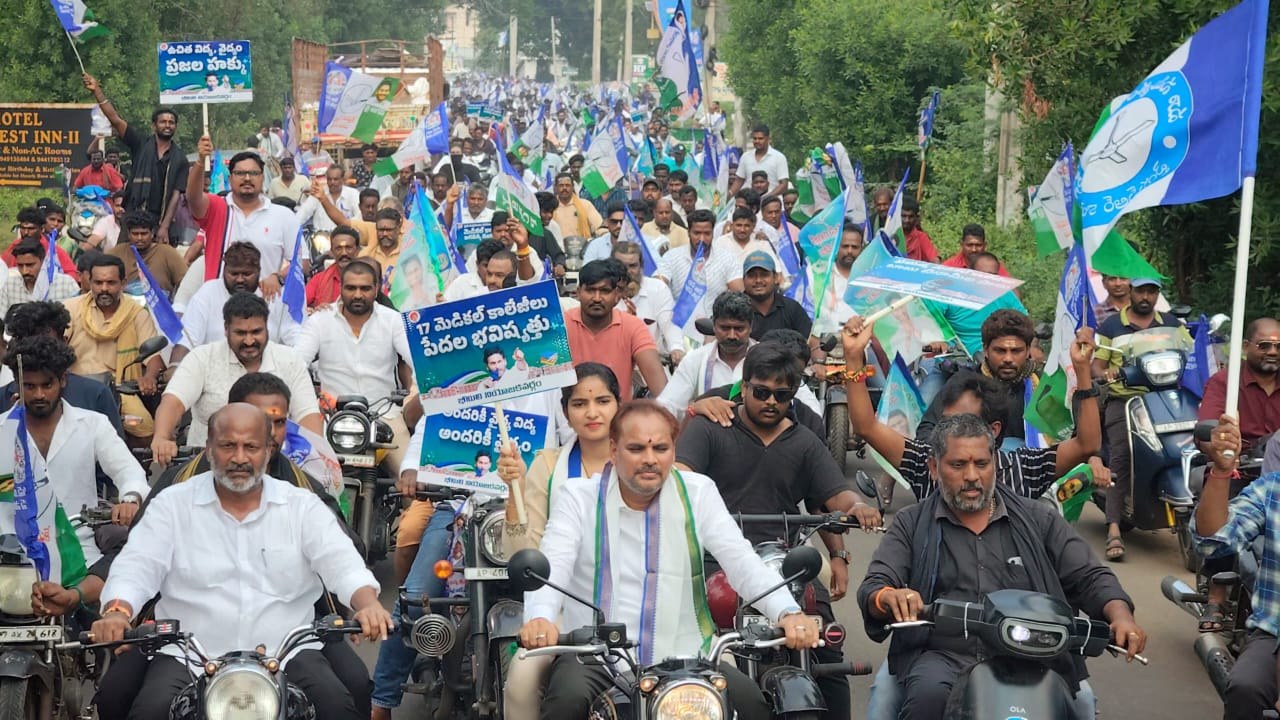 नगर निकाय चुनावों में प्रतिद्वंद्वियों को धमकाने का आरोप, वाईएसआरसीपी का प्रदर्शन