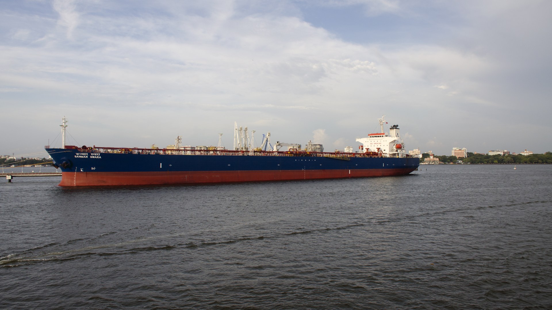 Oil prices edge down as Russian diesel supply offsets Gulf tensions