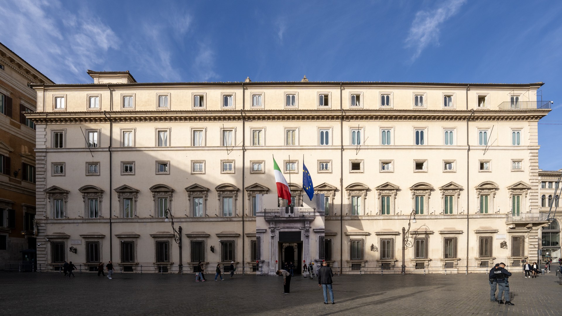 Italy faces uncertain autumn amid economic and political tensions