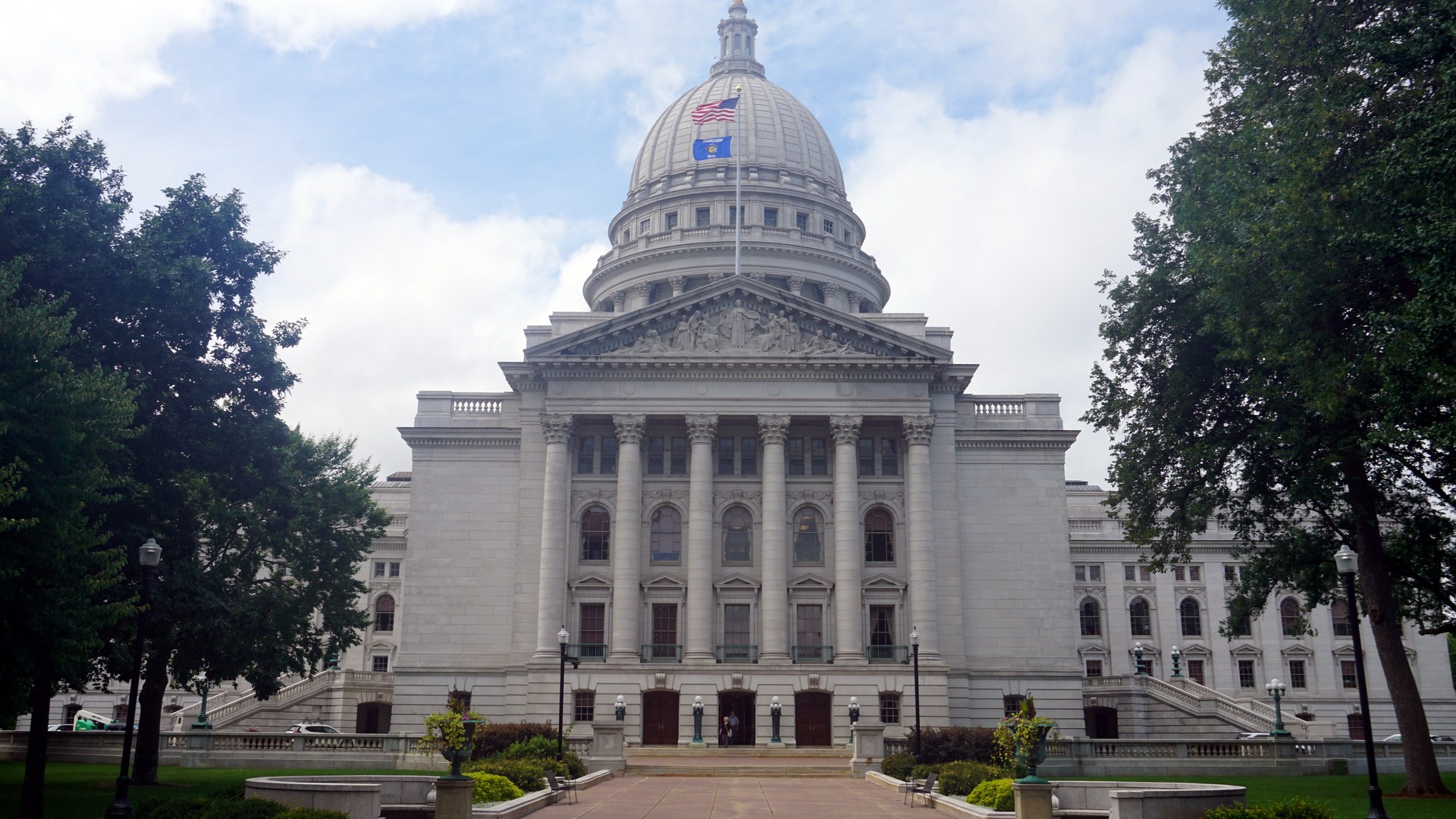 Wisconsin governor's race draws national attention in competitive midterm battle