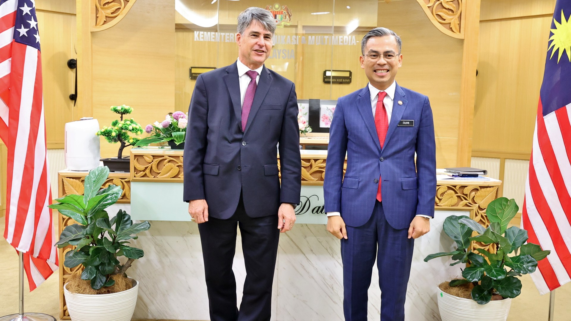 Minister slams cyberbullying of student over Najib donation query