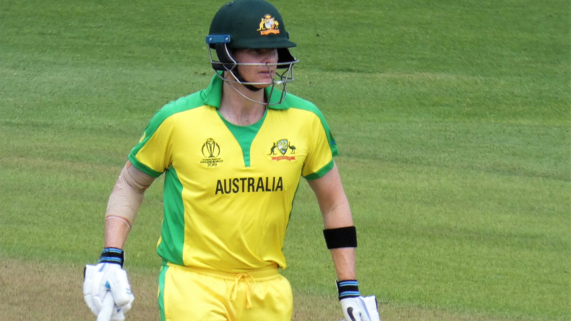 Smith Joins Elite Club With 11,000 Test Runs as Australia Stumbles