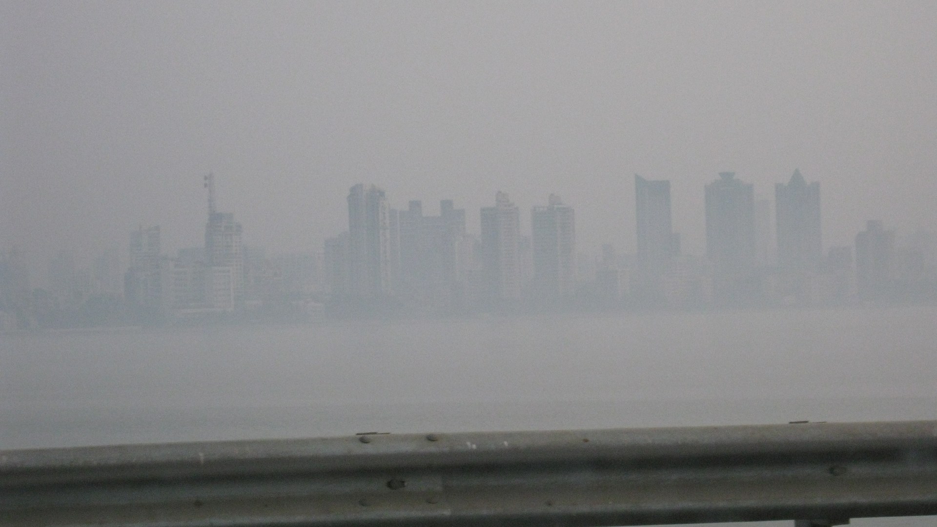 Mumbai Chokes Under Heavy Smog as Air Quality Index Hits Unhealthy Levels
