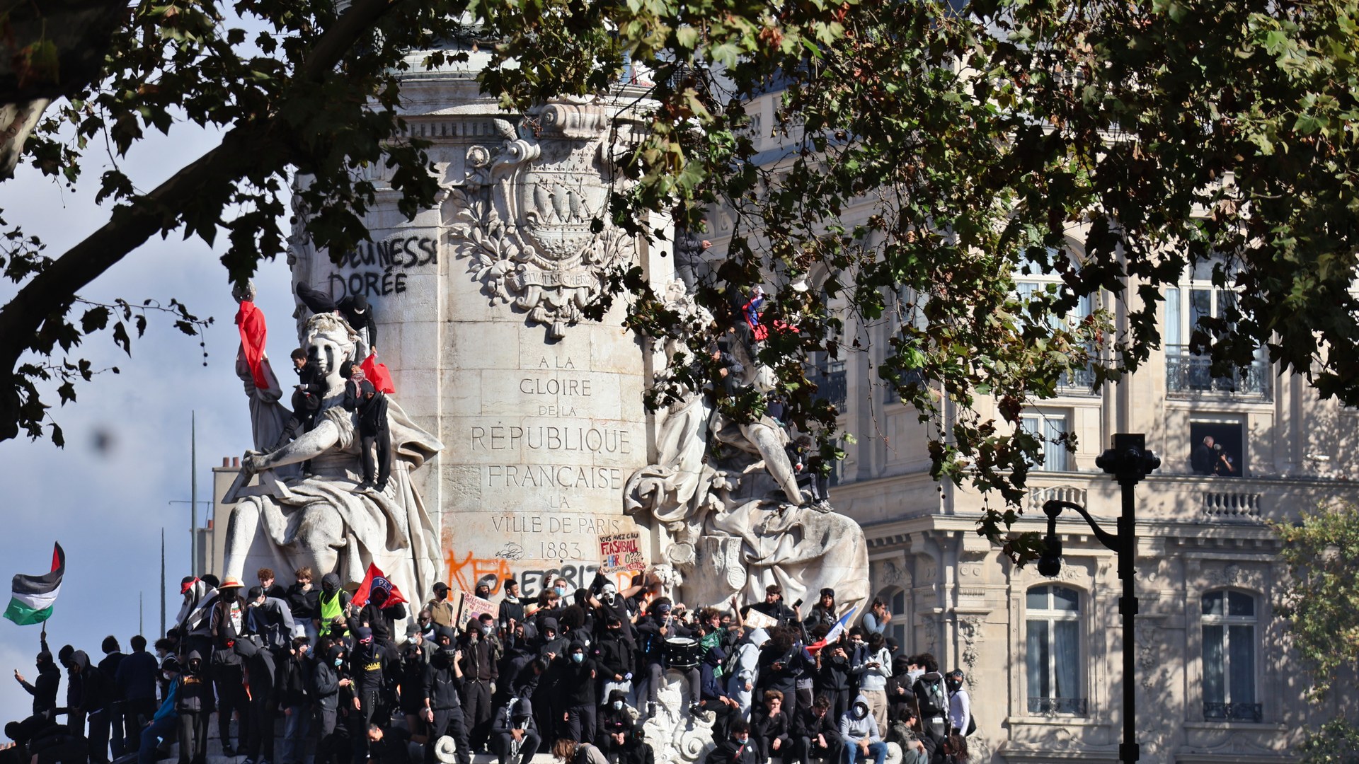 Half million French youth join nationwide protests over economic concerns