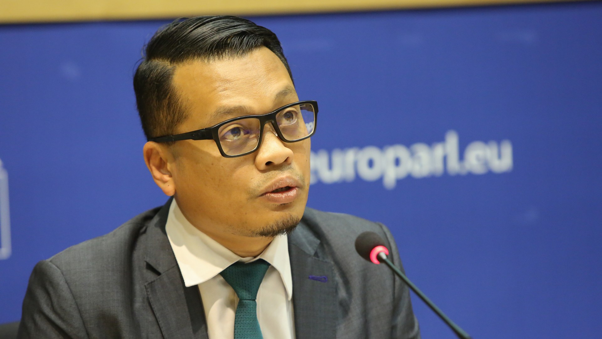 Bersama gantung Nik Nazmi tiga bulan berikutan insiden Jais