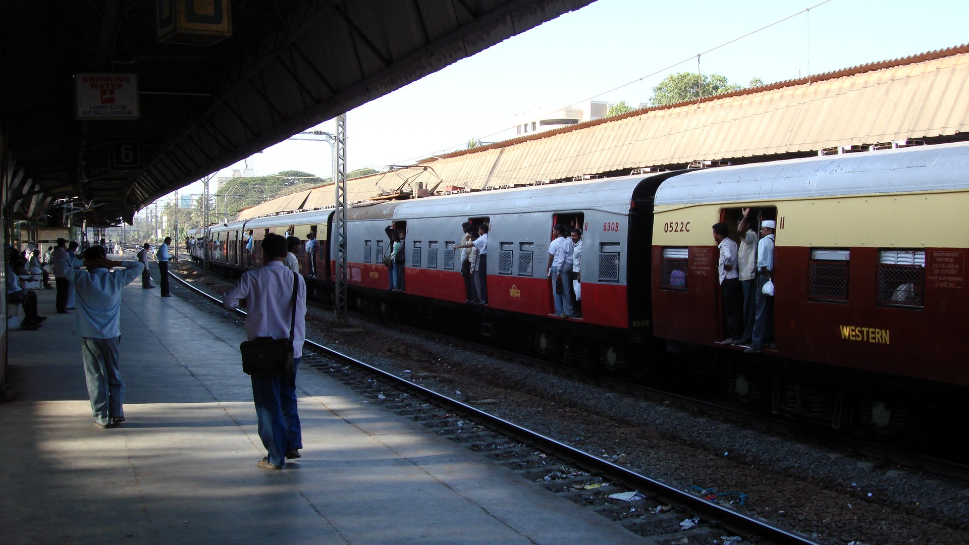 मुंबई की सभी चार उपनगरीय रेल लाइनों का सिग्नलिंग सिस्टम बहाल