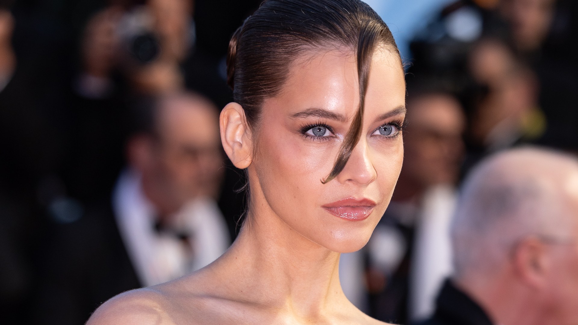 Model Barbara Palvin returns to runway six weeks after giving birth