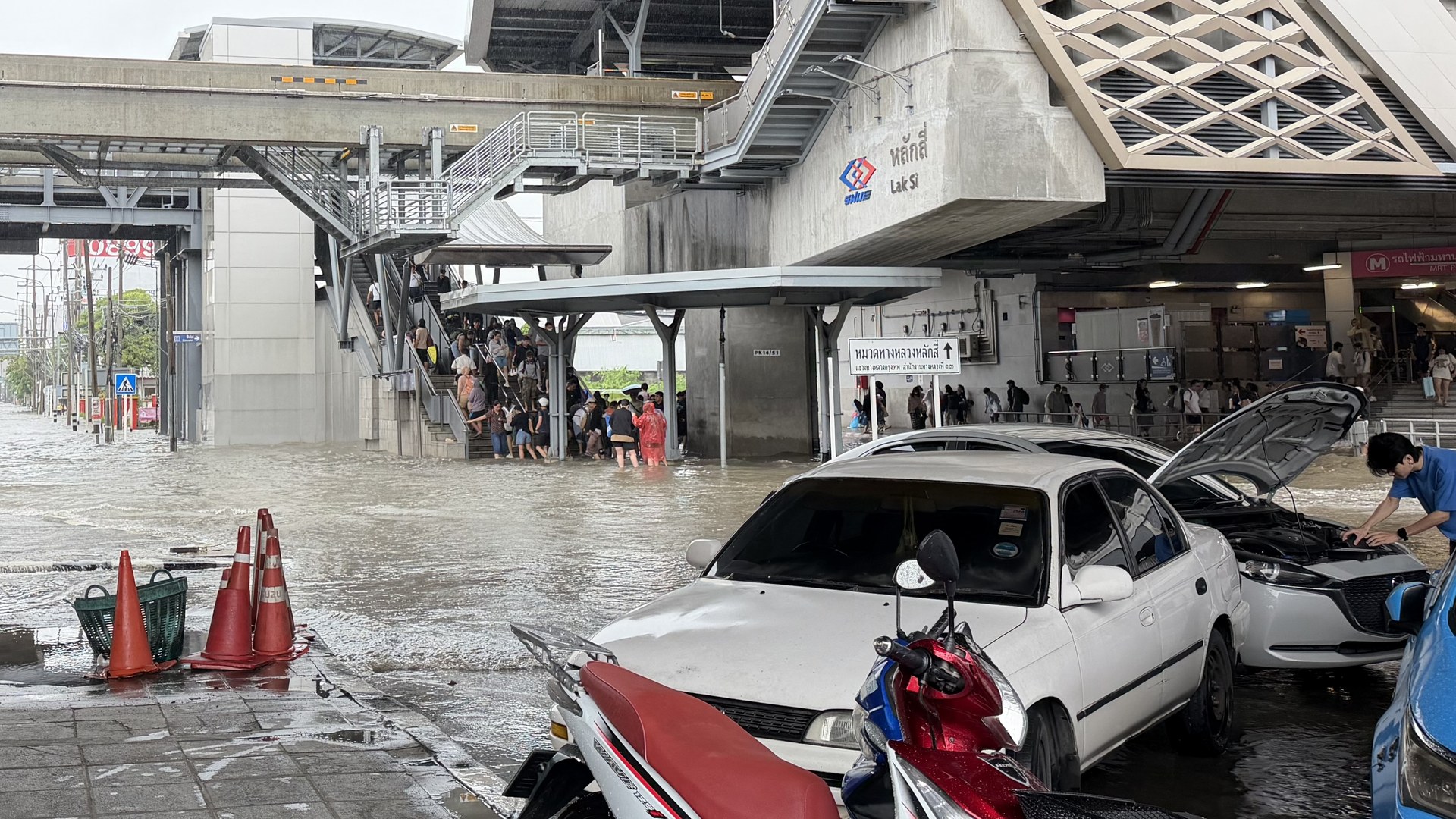 น้ำท่วมกรุงเทพและ 20 จังหวัด ส่งผลกระทบต่อชีวิตประชาชน