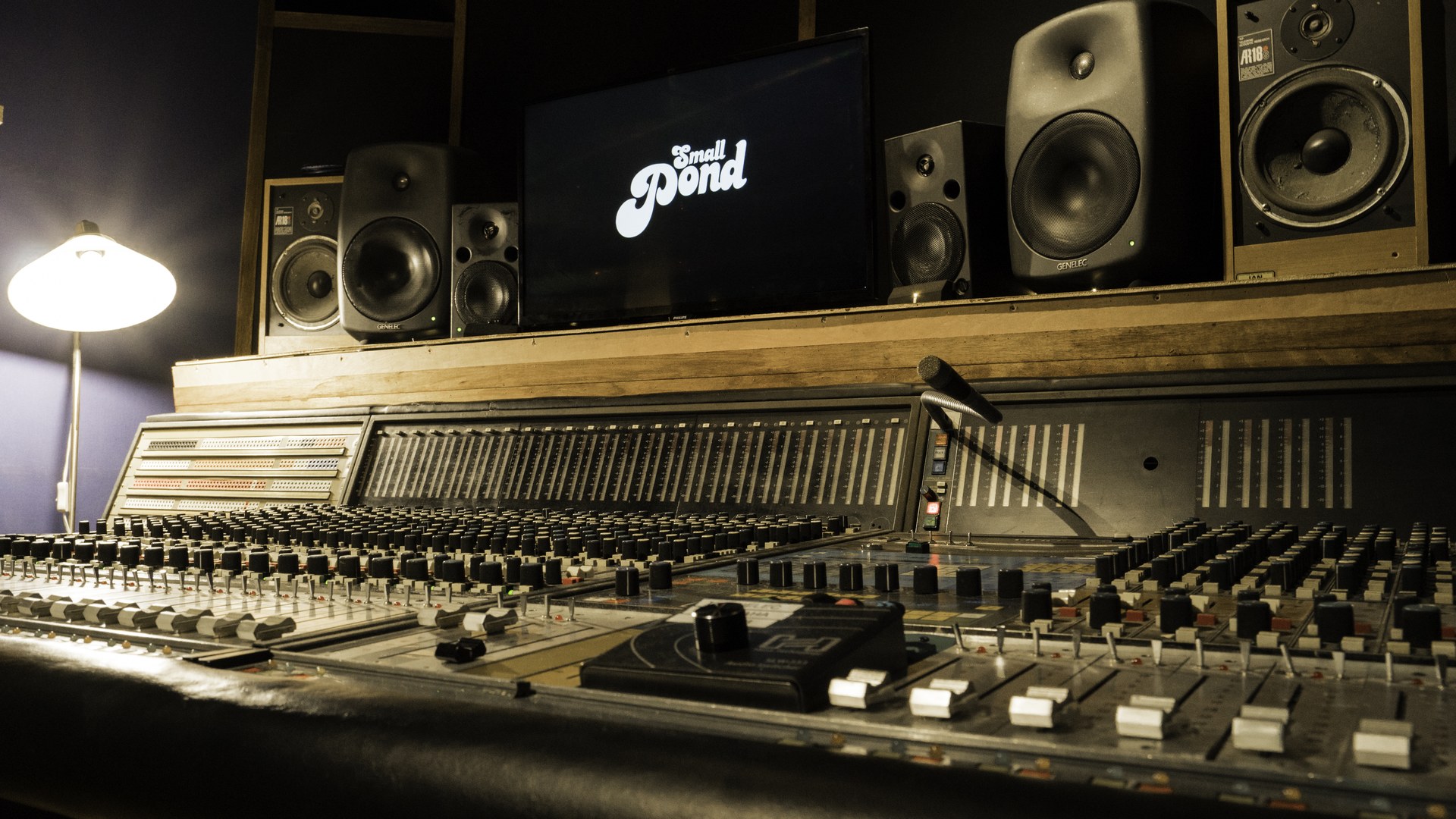 Music Industry Grapples With Authenticity Crisis in Digital Age