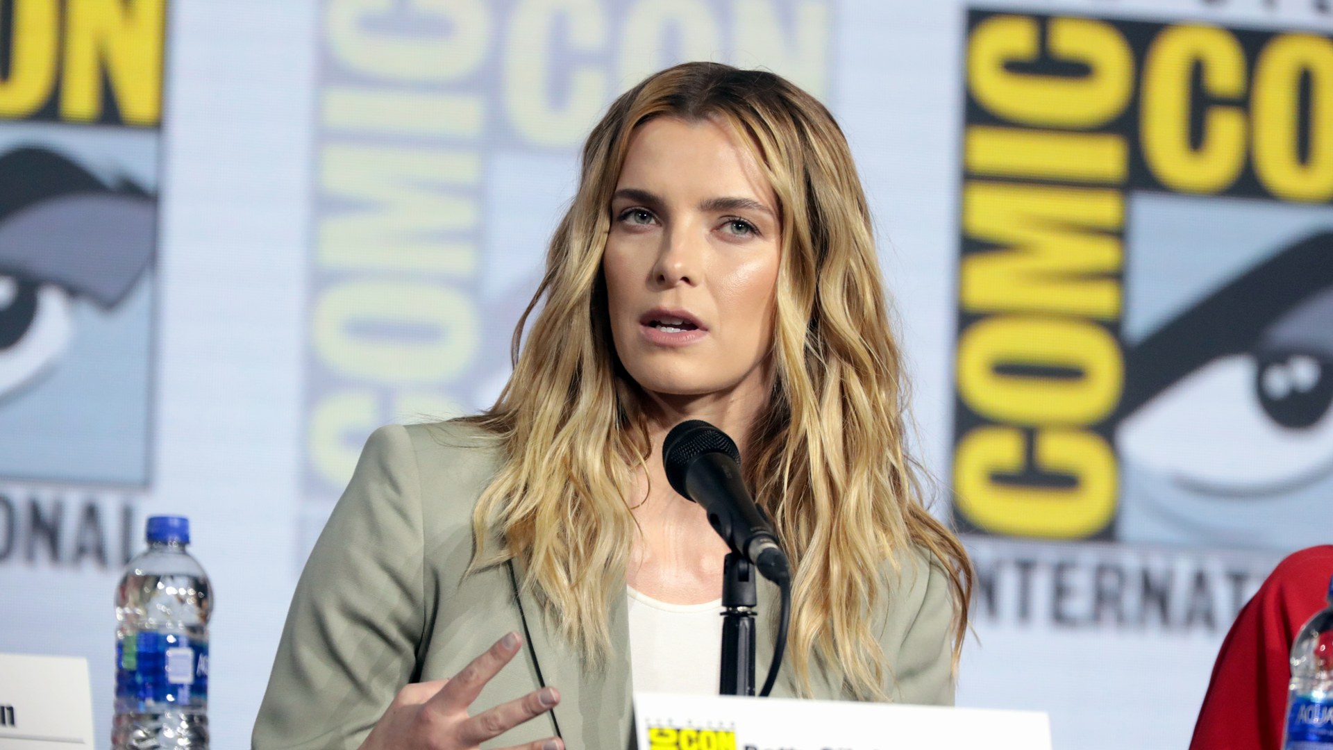 Actress Betty Gilpin Pursues 'Anti-Algorithm' Creative Projects