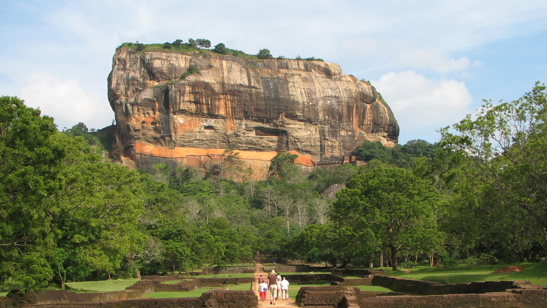 Sri Lanka's tourism revenue edges up 1.5% in September