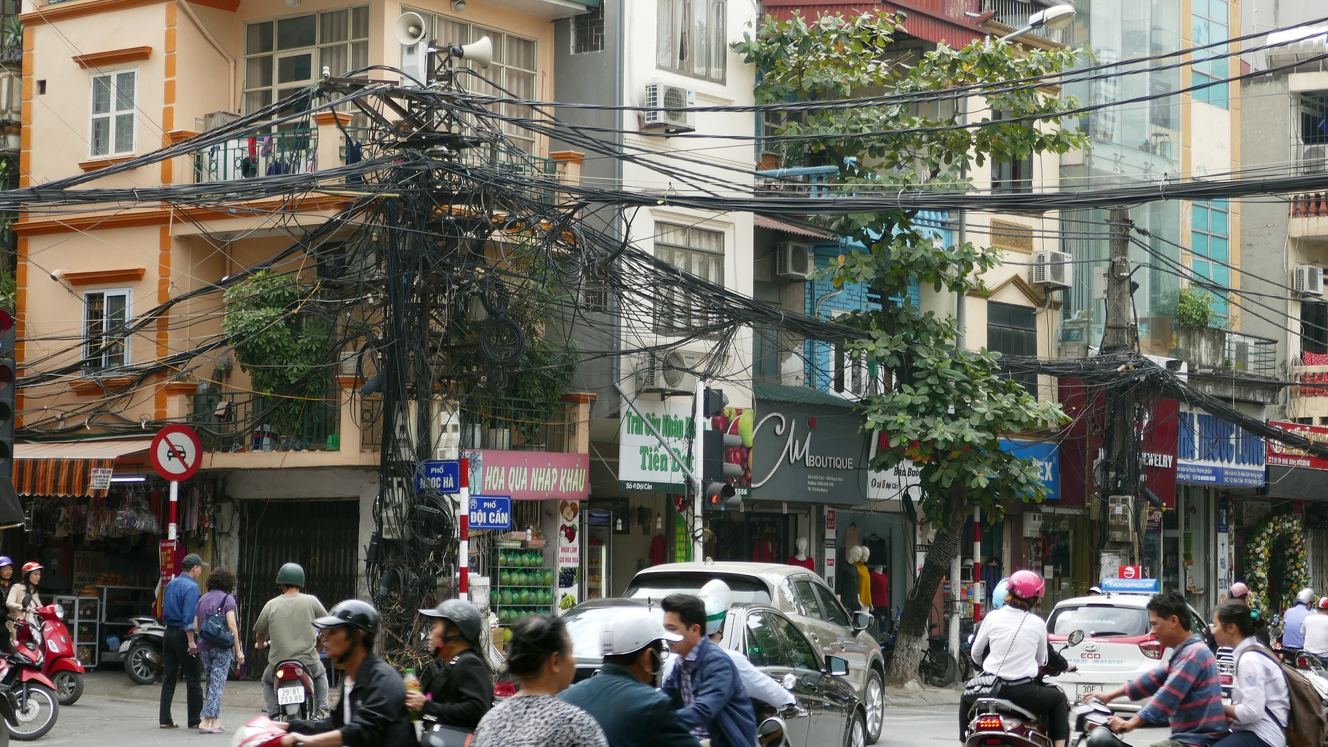 Vietnam to cut electricity prices from November, eliminate fuel tax